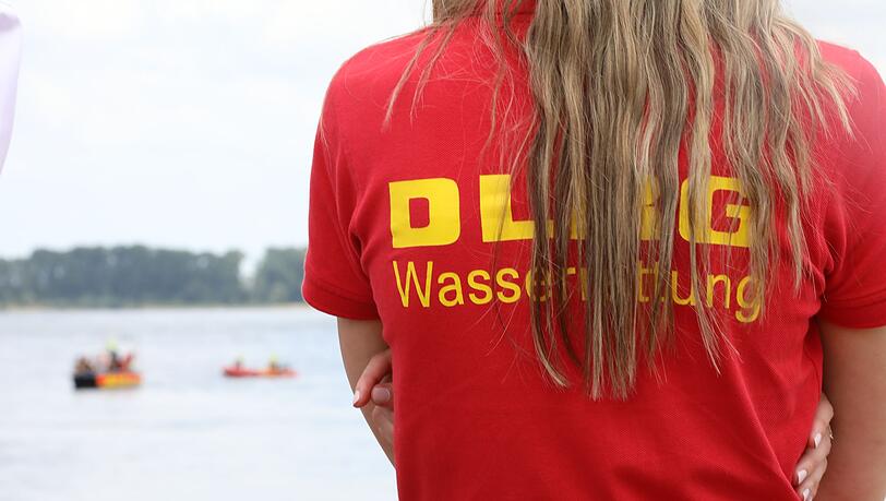 Nach einem Bad im Rhein werden mehrere Menschen vermisst. (Archivbild) Nach einem Bad im Rhein werden mehrere Menschen vermisst. (Archivbild)