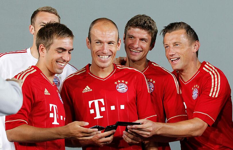 Das neue Team-Foto des FC Bayern: Die Bilder vom Shooting  - wer am schönsten lächelt...