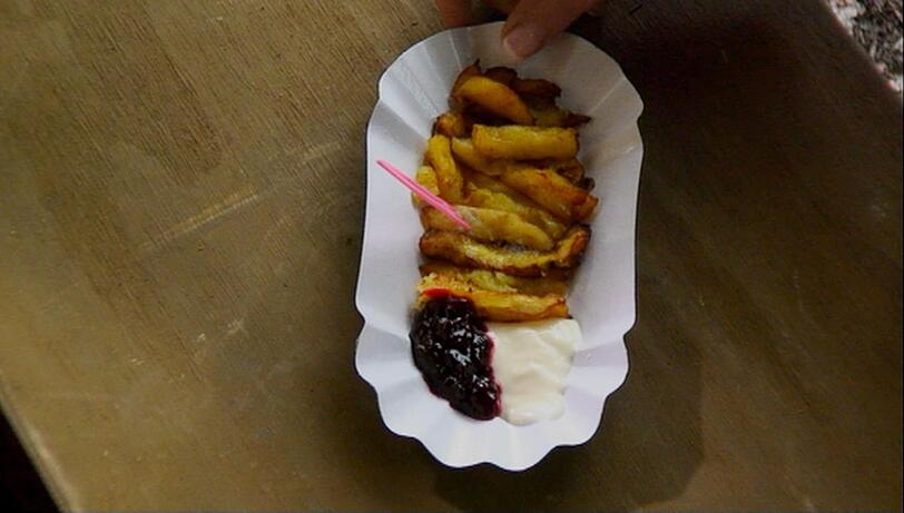 ... nämlich &bdquo;Pommes rot/weiß&ldquo; &ndash; stinkende Käse-Frucht mit Fischsoße.