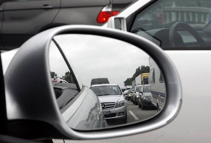 Mit dem Seitenspiegel erwischte das Auto den 57-jährigen Fußgänger (Symbolbild)