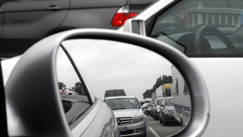 Mit dem Seitenspiegel erwischte das Auto den 57-jährigen Fußgänger (Symbolbild) Mit dem Seitenspiegel erwischte das Auto den 57-jährigen Fußgänger (Symbolbild)