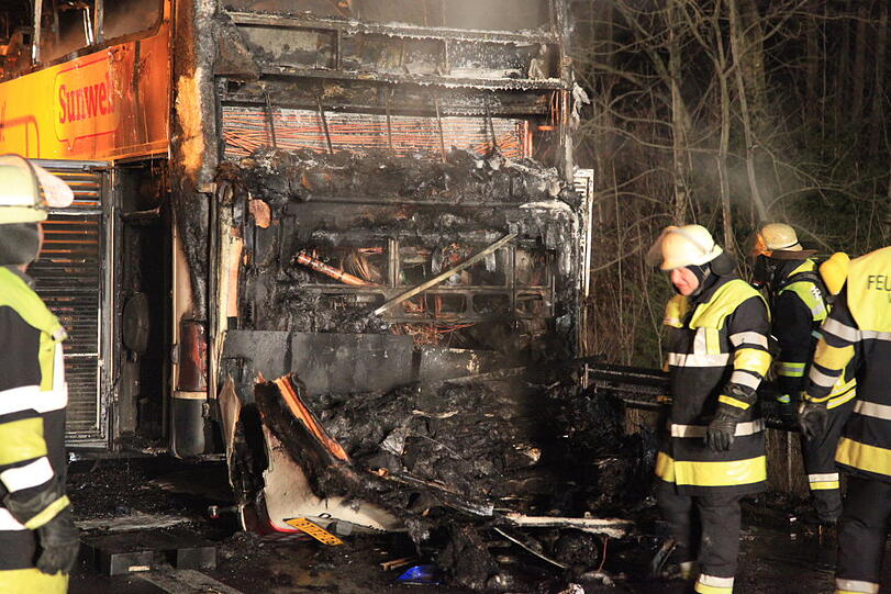 Ein Reisebus aus den Niederlanden steht auf der A8 in Richtung München in Flammen. Die Bilder vom Feuerwehreinsatz.