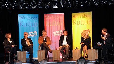 Münchner Kulturdiskussion. Die vier OB-Kandidaten in der Theaterfabrik: Michael Mattar, Dieter Reiter, Josef Schmid und Sabine Nallinger im Gespräch mit Michael Grill und Sibylle Steinkohl.