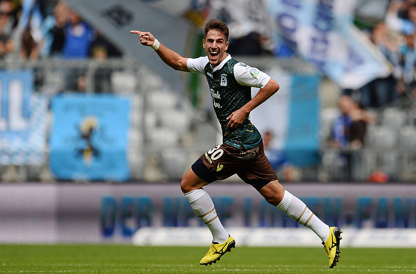 MILOS DEGENEK NOTE 4 Brauchte ein bisschen, um nach abgesessener Gelbsperre wieder zu akklimatisieren. Dann gewohnt zweikampfstark und fleißig, aber nicht immer im Bilde. Holte sich gleich wieder die nächste (überflüssige) Verwarnung ab.
