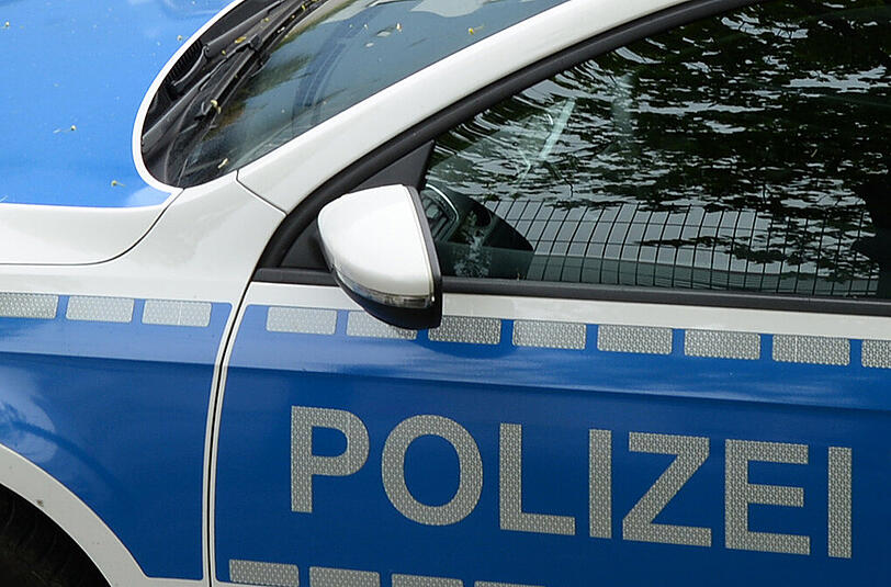Um die Unfallursache zu klären, wurden Gefahrgutspezialisten der Polizei sowie das Gewerbeaufsichtsamt eingeschaltet. (Symbolbild)