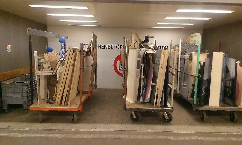 Weil saniert wird muss das Marionettentheater für ein halbes Jahr ausziehen. Der Umzug ist ziemlich aufwendig.