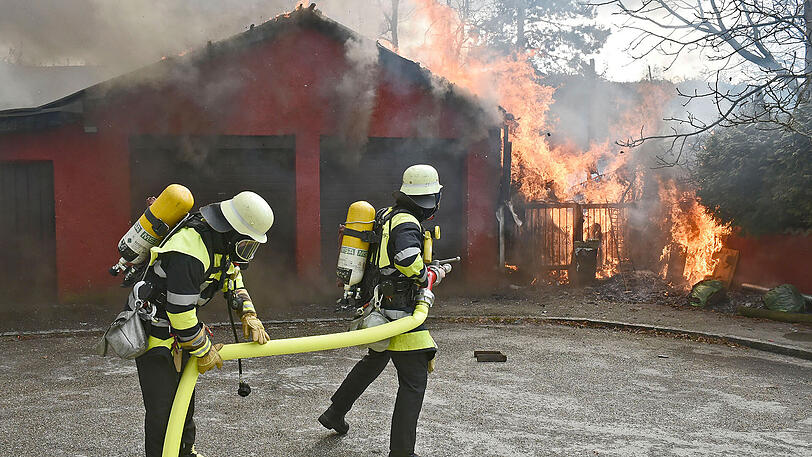 Das Feuer griff vom Anbau auf die Garagen über - der Sachschaden beträgt rund 20.000 Euro.