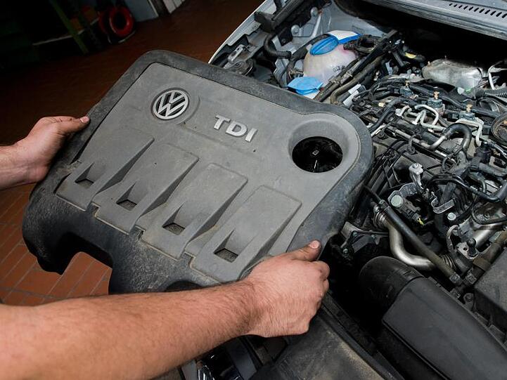 Der Verbraucherzentrale Bundesverband zieht stellvertretend für die vom Abgasskandal betroffenen VW-Kunden vor Gericht und will erreichen, dass sie von Volkswagen Schadenersatz bekommen.