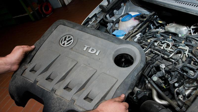 Der Verbraucherzentrale Bundesverband zieht stellvertretend für die vom Abgasskandal betroffenen VW-Kunden vor Gericht und will erreichen, dass sie von Volkswagen Schadenersatz bekommen. Der Verbraucherzentrale Bundesverband zieht stellvertretend für die vom Abgasskandal betroffenen VW-Kunden vor Gericht und will erreichen, dass sie von Volkswagen Schadenersatz bekommen.