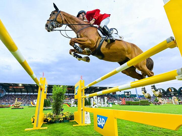 Springreiter Marcus Ehning auf seinem Pferd Funky Fred.