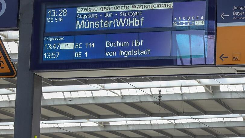 Am Münchner Hauptbahnhof: "Geänderte Wagenreihung", mal wieder. Wo die Zweite Klasse ist, wird für einen Zug angezeigt, aber nicht, wo genau der Wagen mit der eigenen Reservierung ist.
