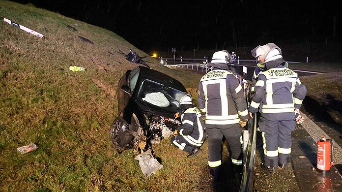 Der Fahrer eines Teslas ist auf der A94 von der Fahrbahn abgekommen und in eine Böschung geschanzt.