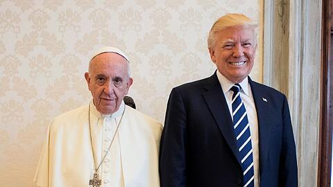 Papst Franziskus und US-Präsident Donald Trump bei einem Treffen 2017 im Vatikan. (Archivbild)