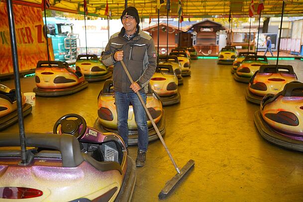 Schausteller Bernhard Kollmann beim Aufbau des Autoscooters Scooter Zone. Diesmal ist die Uroma nicht dabei. Schausteller Bernhard Kollmann beim Aufbau des Autoscooters Scooter Zone. Diesmal ist die Uroma nicht dabei.