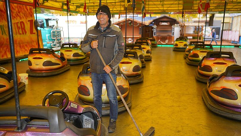 Schausteller Bernhard Kollmann beim Aufbau des Autoscooters Scooter Zone. Diesmal ist die Uroma nicht dabei. Schausteller Bernhard Kollmann beim Aufbau des Autoscooters Scooter Zone. Diesmal ist die Uroma nicht dabei.