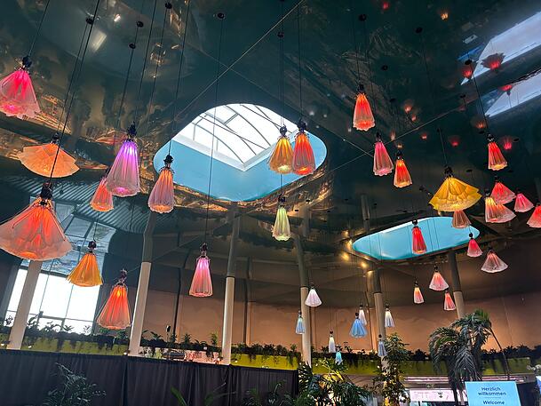 Bl&uuml;ten, die sich leuchtend &ouml;ffnen und schlie&szlig;en, zieren fortan die Decke des Eingangsbereichs der Therme Erding.