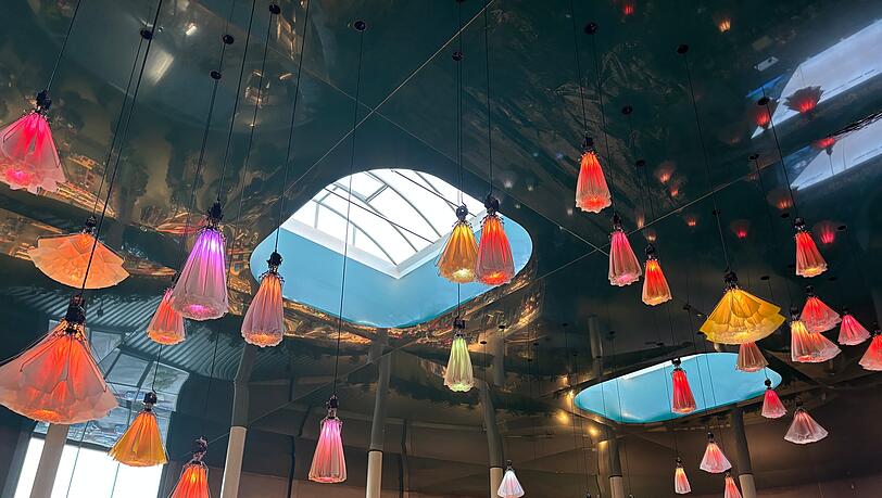 Blüten, die sich leuchtend öffnen und schließen, zieren fortan die Decke des Eingangsbereichs der Therme Erding. Blüten, die sich leuchtend öffnen und schließen, zieren fortan die Decke des Eingangsbereichs der Therme Erding.