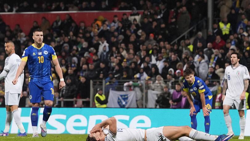 Italiens Fu&szlig;ball liegt nach dem Playoff-Aus am Boden - so wie hier Pio Esposito.