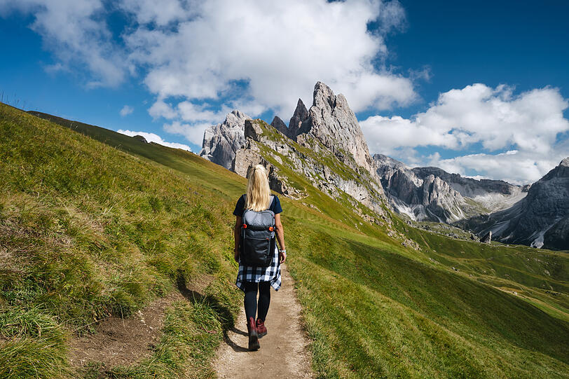 So allein ist man hier selten: eine Wanderin im Bereich der Seceda. So allein ist man hier selten: eine Wanderin im Bereich der Seceda.