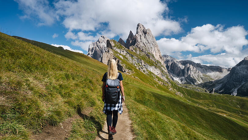 So allein ist man hier selten: eine Wanderin im Bereich der Seceda.