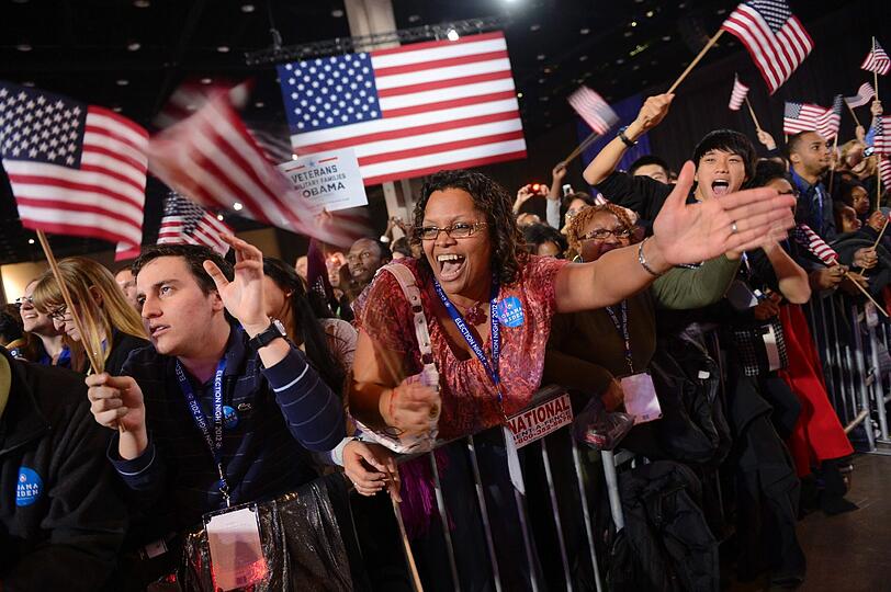 Und dann, nach Stunden des Wartens, war es soweit: Die Anhänger von Barack Obama feiern den Wahlsieg.