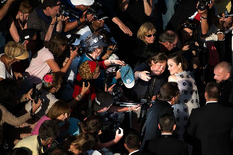 Die französische Schauspielerin Marion Cotillard bestätigt in Cannes mal wieder den Trend zum Selfie.
