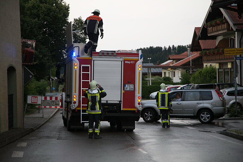 Der Blitz hat den Maibaum völlig zerstört. Die Bilder vom Feuerwehreinsatz in Otting.