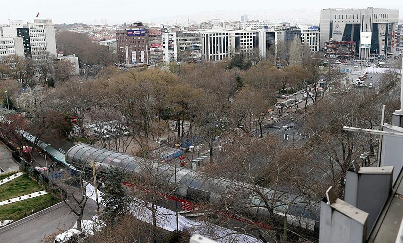 Bei dem Autobomben-Anschlag an einer Bushaltestelle in Ankara sind 37 Menschen getötet worden.