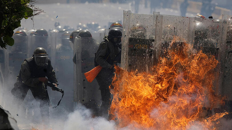 Martialische Szenen: Venezuela steht kurz vor einem Bürgerkrieg.