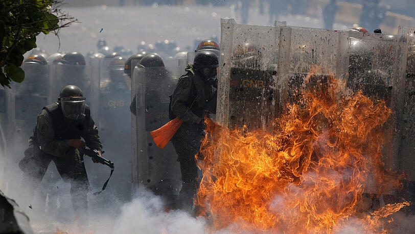 Martialische Szenen: Venezuela steht kurz vor einem Bürgerkrieg. Martialische Szenen: Venezuela steht kurz vor einem Bürgerkrieg.