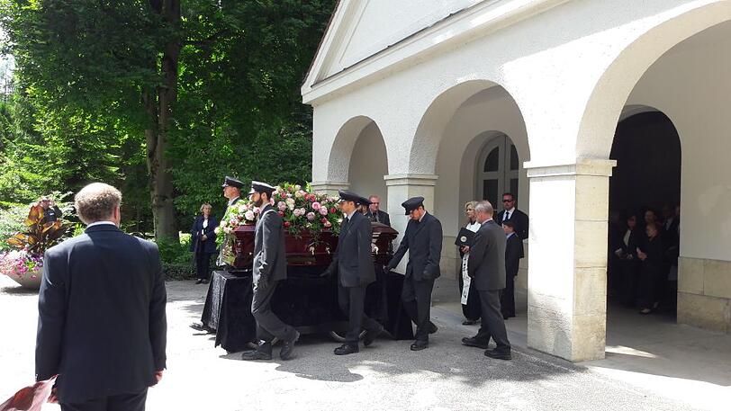 Der rosa-geschmückte Sarg von Christel Sembach-Koch wurde von vier Schimmeln zum Mausoleum der Familie gebracht.