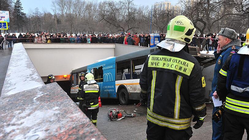 In Moskau ist ein Bus in eine U-Bahn-Station gefahren. Es gibt mehrere Todesopfer. Die Polizei spricht von einem Unfall - die Bilder.