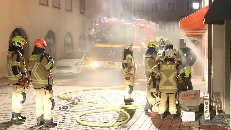Dichter Rauch in Mühldorf: Ein vermeintlicher Brand in einem Geschäft entpuppte sich als zu viel Weihrauch.