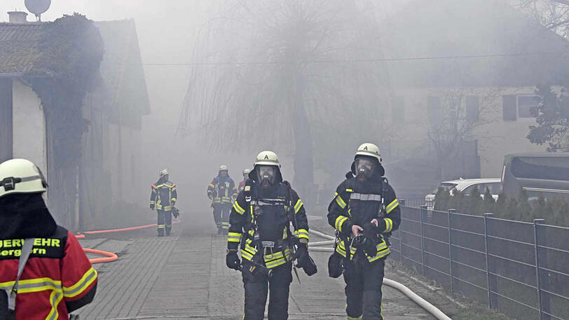 Die Bilder vom Feuerwehreinsatz in Pesenlern. Hier hatten es die Einsatzkräfte mit einem Großbrand auf einem Pferdehof zu tun.
