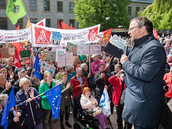 NRW-Ministerpräsident Armin Laschet hält auf der DGB-Kungebung in Bielefeld eine Rede.