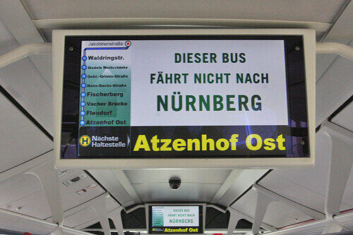 Segensreiche Fahrgast-Hinweise: Das neue Informationssystem in den Fürther Linienbussen hilft dem ortsfremden Passagier aus der Nachbarstadt bei der Orientierung...