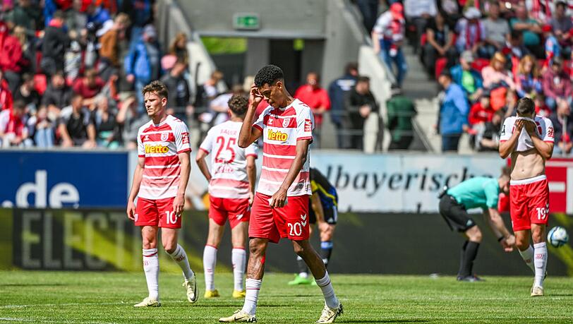 Die Mannschaft von Regenburg steht nach dem mit 0:1 verlorenen Spiel gegen Saarbrücken auf dem Rasen.