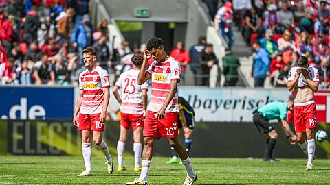 Die Mannschaft von Regenburg steht nach dem mit 0:1 verlorenen Spiel gegen Saarbrücken auf dem Rasen.