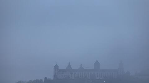 Der Nebel kann sich teils nur zögerlich auflösen, örtlich liegen die Sichtweiten unter 150 Metern. (Symbolbild)