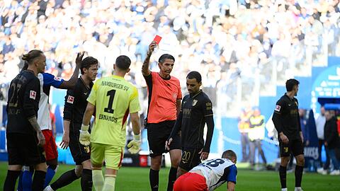 Hamburgs Miro Muheim sah die Rote Karte.