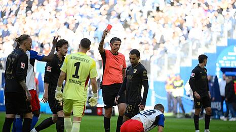 Hamburgs Miro Muheim sah die Rote Karte.