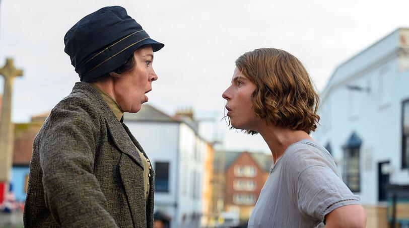Edith Swan (Olivia Colman, links) wirft Rose Gooding (Jessie Buckley) vor, die obszönen Briefe zu verschicken. Edith Swan (Olivia Colman, links) wirft Rose Gooding (Jessie Buckley) vor, die obszönen Briefe zu verschicken.