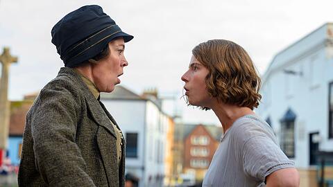 Edith Swan (Olivia Colman, links) wirft Rose Gooding (Jessie Buckley) vor, die obsz&ouml;nen Briefe zu verschicken.