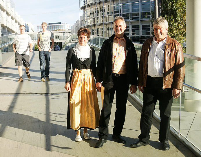 Theresia Gromer mit ihrem Mann Manfred und Josef Frey, alle Landwirte aus Kronburg im Allgäu, wollen zum ZLF und dann auf die Wiesn. Die beiden Herren sind die kreisvorsitzenden des Bundesverbands der Milchviehhalter im Kreis Unterallgäu.