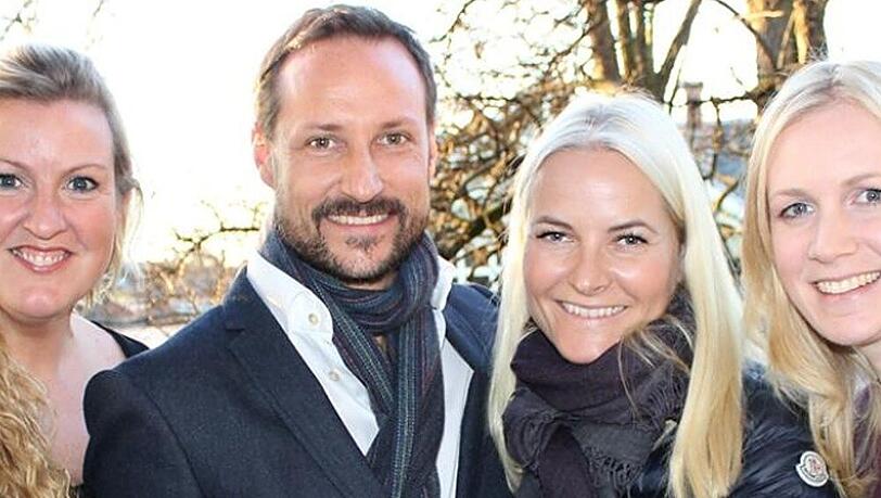 Mette-Marit und Haakon sehen ziemlich glücklich aus Mette-Marit und Haakon sehen ziemlich glücklich aus