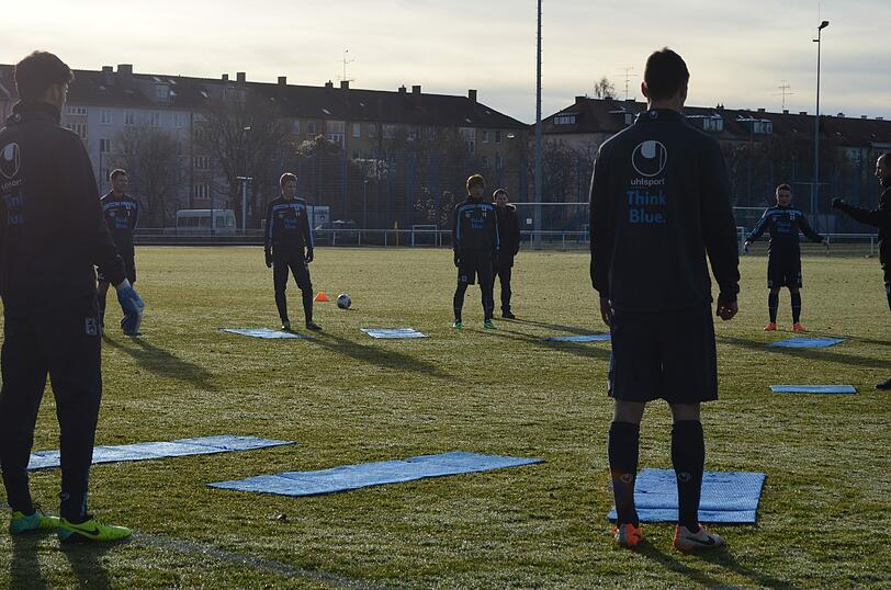 Ohne Dolmetscher geht nichts: Neu-Löwe Yuya Osako und sein Übersetzer Kim Dämpfling beim 1860-Training am Donnerstagvormittag.