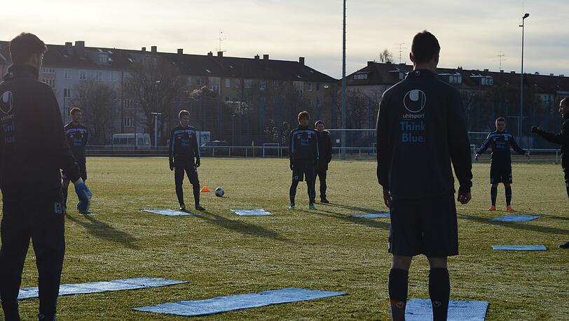 Ohne Dolmetscher geht nichts: Neu-Löwe Yuya Osako und sein Übersetzer Kim Dämpfling beim 1860-Training am Donnerstagvormittag. Ohne Dolmetscher geht nichts: Neu-Löwe Yuya Osako und sein Übersetzer Kim Dämpfling beim 1860-Training am Donnerstagvormittag.