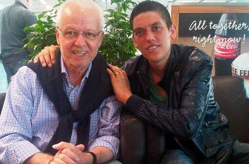 Am Münchner Flughafen: Peter Barth mit Mehmet, einem abgewiesenen Asylbewerber, bei dessen Rückkehr in den Kosovo.