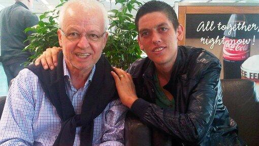 Am Münchner Flughafen: Peter Barth mit Mehmet, einem abgewiesenen Asylbewerber, bei dessen Rückkehr in den Kosovo. Am Münchner Flughafen: Peter Barth mit Mehmet, einem abgewiesenen Asylbewerber, bei dessen Rückkehr in den Kosovo.