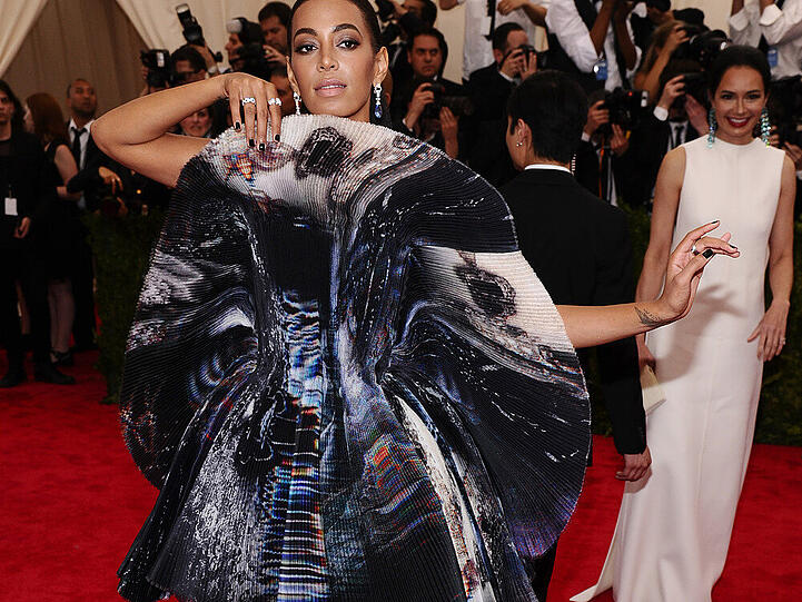 Ein ungewöhnliches Giles-Deacon-Kleid präsentierte Solange Knowles. Hinter dem kreisförmigen Mini-Kleid im Origami-Look konnte sie sich locker verstecken.